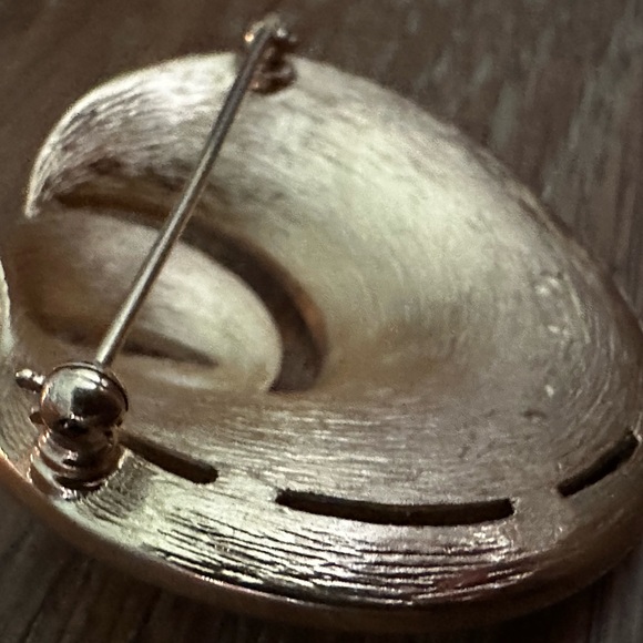 Vintage CROWN TRIFARI Brooch White Enamel Gold Tone Swirl Loop Mid Century - Picture 5 of 10